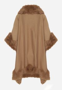Born2be - Jasnobrązowe Ponczo z Wełną i Wiskozą Ozdobione Futerkiem Delatta. Okazja: na co dzień. Kolor: brązowy. Materiał: wełna, futro, wiskoza. Wzór: aplikacja. Styl: casual, elegancki #4