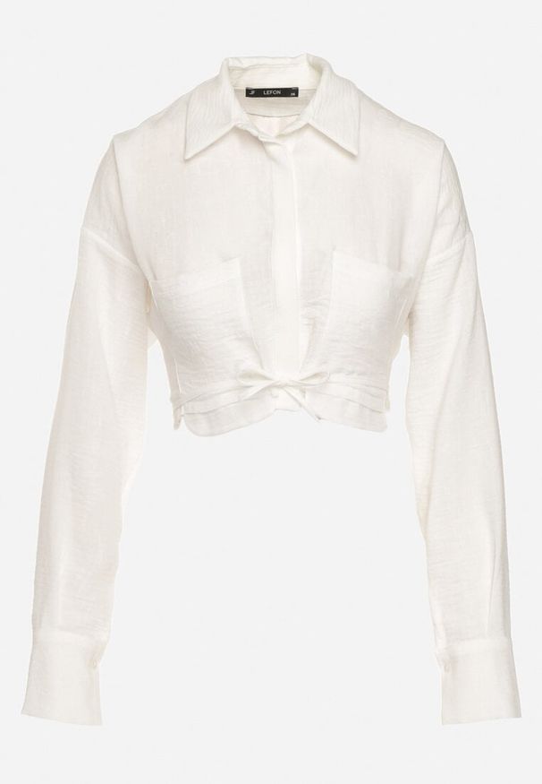 Born2be - Biała Klasyczna Koszula o Krótkim Kroju na Guziki Tiamavoin. Okazja: na co dzień. Kolor: biały. Materiał: jeans. Długość rękawa: długi rękaw. Długość: krótkie. Styl: klasyczny