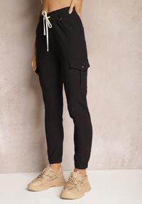 Renee - Czarne Spodnie High Waist o Fasonie Bojówek Istredda. Stan: podwyższony. Kolor: czarny. Materiał: materiał. Wzór: moro. Styl: militarny #5