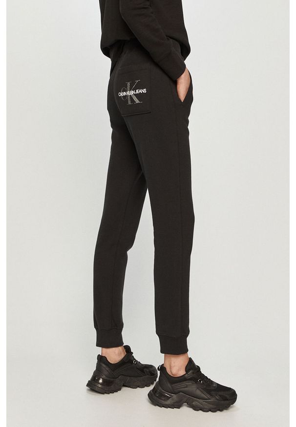 Calvin Klein Jeans - Spodnie. Kolor: czarny. Materiał: bawełna, dzianina. Wzór: gładki