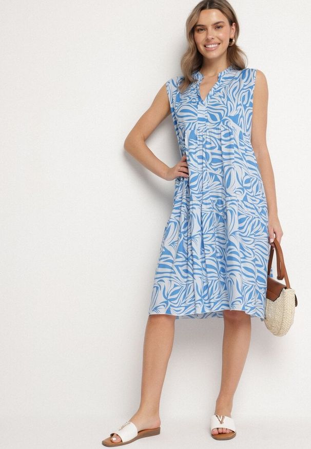 Born2be - Niebieska Bawełniana Rozkloszowana Sukienka z Geometrycznym Wzorem Annivaria. Okazja: na co dzień. Typ kołnierza: dekolt w kształcie V. Kolor: niebieski. Materiał: bawełna. Wzór: geometria. Typ sukienki: rozkloszowane. Styl: elegancki, casual, klasyczny