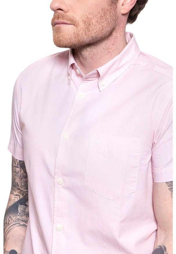 Wrangler - KOSZULA WRANGLER SS 1PKT BUTTON DOWN CAMEO PINK W5944OSY2 112129759. Typ kołnierza: button down. Materiał: materiał. Długość rękawa: krótki rękaw. Długość: krótkie