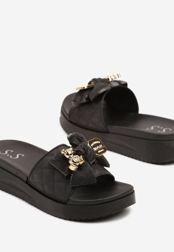 Born2be - Czarne Pikowane Klapki na Grubej Podeszwie z Kokardą i Aplikacjami Karseli. Okazja: na co dzień. Kolor: czarny. Materiał: jeans. Wzór: aplikacja. Styl: casual