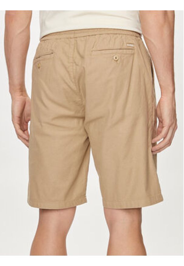 Guess Szorty materiałowe Mick M4GD02 WFBXA Khaki Regular Fit. Kolor: beżowy. Materiał: bawełna