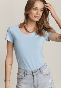 Renee - Jasnoniebieski T-shirt Adranna. Kolor: niebieski. Materiał: bawełna, dzianina. Długość rękawa: krótki rękaw. Długość: krótkie #4