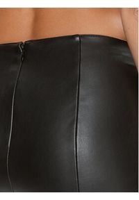 Guess Spodnie z imitacji skóry Nia W3BB18 K8S30 Czarny Regular Fit. Kolor: czarny. Materiał: skóra