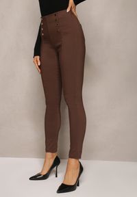 Renee - Brązowe Spodnie Skinny z Ozdobnymi Napami Eclaria. Stan: podwyższony. Kolor: brązowy. Wzór: aplikacja
