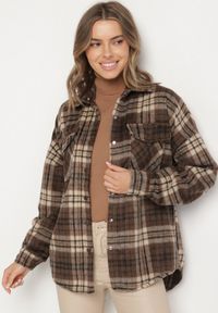 Born2be - Brązowa Kurtka Koszulowa Ozdobiona Kratą Eletilia. Kolor: brązowy. Materiał: jeans. Wzór: aplikacja. Styl: elegancki, klasyczny