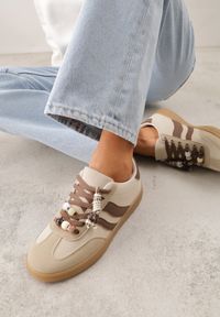 Born2be - Ciemnobeżowe Sneakersy w Stylu Tenisówek z Koralikami Charnara. Okazja: na co dzień. Kolor: beżowy. Materiał: dresówka. Wzór: aplikacja #3