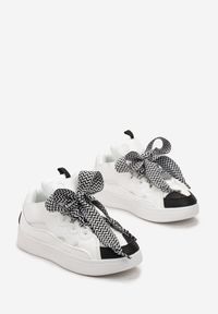 Renee - Biało-Czarne Sneakersy z Dekoracyjnym Sznurowaniem i Wstawką na Języku Cristen. Kolor: biały