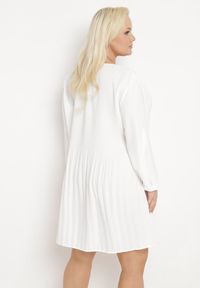 Born2be - Biała Rozkloszowana Sukienka Mini z Plisowaniem Telesi. Kolekcja: plus size. Kolor: biały. Długość rękawa: długi rękaw. Typ sukienki: dla puszystych. Długość: mini #4