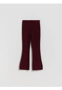 Reserved - Prążkowane spodnie flare - mahoniowy. Kolor: brązowy. Materiał: prążkowany