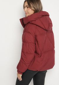 Born2be - Bordowa Pikowana Kurtka Puffer z Kapturem i Kieszonką przy Rękawie Galieana. Okazja: na spacer. Typ kołnierza: kaptur. Kolor: czerwony. Materiał: jeans, dzianina. Styl: sportowy, elegancki #5