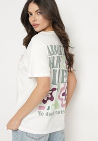 Born2be - Biały Bawełniany T-shirt Oversize Fillaria. Okazja: na co dzień. Kolor: biały. Materiał: bawełna. Wzór: aplikacja. Styl: klasyczny, casual #4