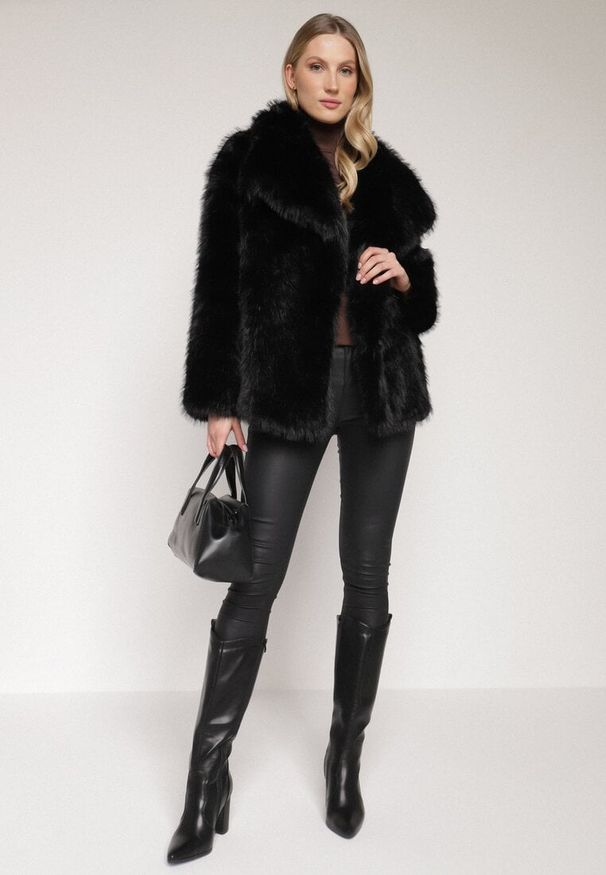 Born2be - Czarna Kurtka Futerko o Dwurzędowym Kroju Oversize Nevisa. Okazja: do pracy, na spotkanie biznesowe. Kolor: czarny. Materiał: futro. Sezon: zima, jesień. Styl: biznesowy