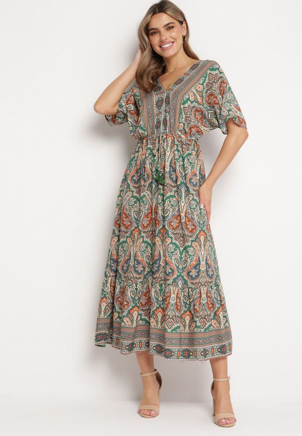 Born2be - Zielono-Brązowa Sukienka Maxi z Wiskozy w Stylu Boho z Wzorem Paisley i Gumką w Pasie Naroli. Okazja: na co dzień, na spacer. Typ kołnierza: dekolt w kształcie V. Kolor: zielony. Materiał: wiskoza. Wzór: paisley. Sezon: lato. Styl: boho. Długość: maxi