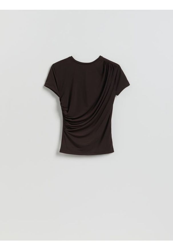 Reserved - T-shirt z ozdobnym marszczeniem - ciemnobrązowy. Kolor: brązowy. Materiał: dzianina. Wzór: gładki