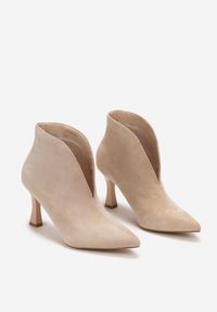 Born2be - Ciemnobeżowe Botki na Geometrycznej Szpilce z Ozdobnym Wycięciem Lamo. Kolor: beżowy. Szerokość cholewki: normalna. Wzór: geometria #3