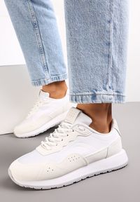 Renee - Białe Sneakersy Zdobione Wstawkami z Imitacji Skóry Fayela. Kolor: biały. Materiał: skóra. Wzór: aplikacja #3