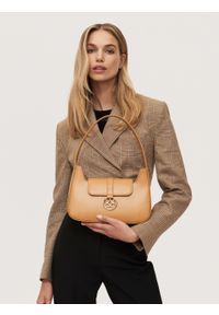 Kazar - Jasnobrązowa torebka baguette z klapką. Kolor: brązowy. Wzór: aplikacja. Materiał: skórzane. Styl: elegancki. Rodzaj torebki: na ramię #7