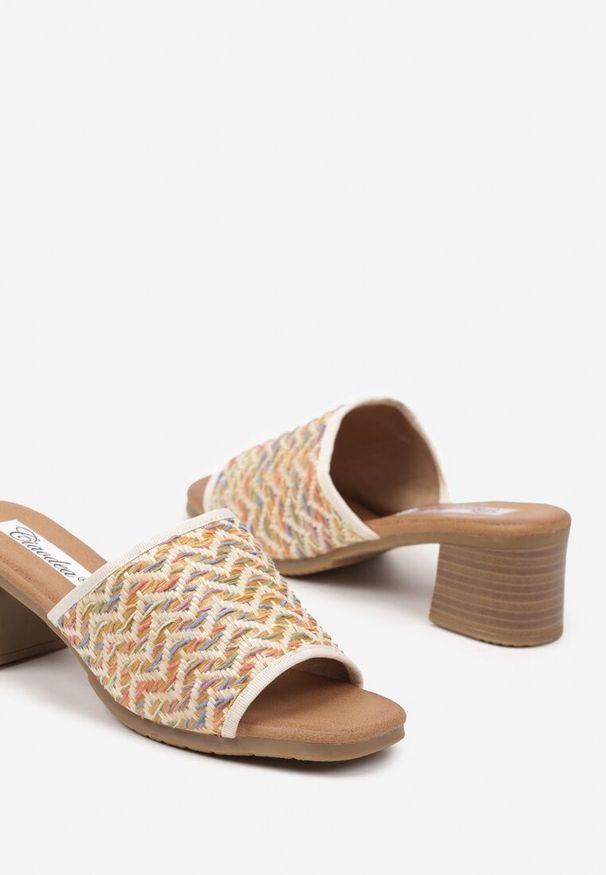 Born2be - Beżowe Klapki na Obcasie Ozdobione Geometrycznym Motywem Galreis. Okazja: na co dzień. Kolor: beżowy. Materiał: jeans. Wzór: aplikacja, geometria. Obcas: na obcasie. Styl: elegancki, casual. Wysokość obcasa: średni