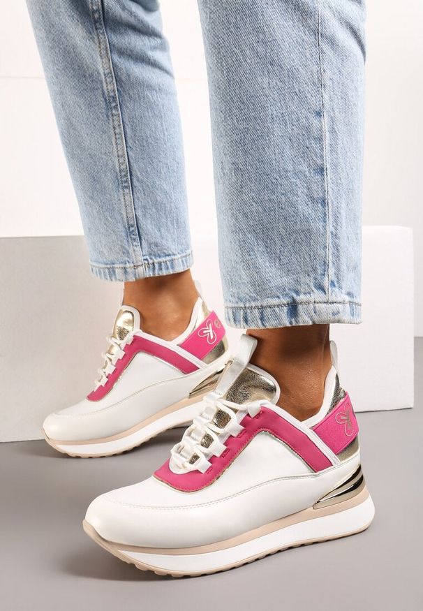 Renee - Biało-Różowe Sneakersy z Metaliczną Wstawką i Ozdobnym Napisem na Ukrytym Koturnie Alivewna. Kolor: biały. Wzór: napisy. Sezon: lato. Obcas: na koturnie