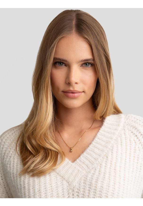 Big-Star - Sweter damski z dekoltem v-neck perłowy Mayamiya 103. Okazja: na co dzień. Typ kołnierza: dekolt w kształcie V. Kolor: biały. Materiał: materiał, jeans, skóra. Wzór: ze splotem. Styl: casual, elegancki, klasyczny