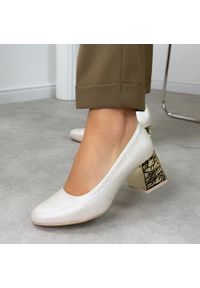 Złote mar. Polskie czółenka damskie Suzana 594. Okazja: na co dzień. Nosek buta: okrągły. Kolor: złoty. Szerokość cholewki: normalna. Materiał: skóra. Sezon: wiosna, lato, jesień. Obcas: na obcasie. Styl: wizytowy, casual, klasyczny, elegancki. Wysokość obcasa: średni #1