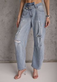 Renee - Niebieskie Asymetryczne Jeansy Balloon z Bawełny z Przetarciami i Dziurami Nedissa. Okazja: na co dzień. Kolor: niebieski. Długość: krótkie. Styl: casual #5