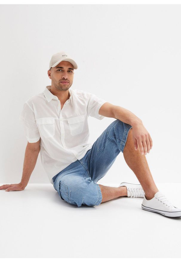 bonprix - Jeansy bojówki 3/4 regular fit z prostymi nogawkami. Kolor: niebieski