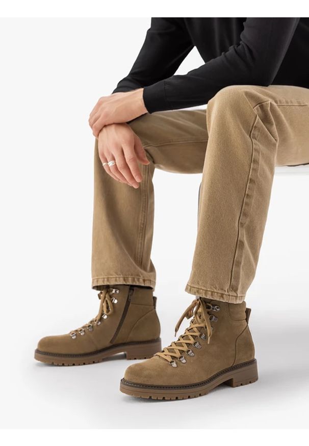 Ryłko - Oliwkowe trzewiki ze skóry welurowej. Wysokość cholewki: za kostkę. Zapięcie: zamek. Kolor: oliwkowy. Materiał: skóra, welur. Szerokość cholewki: normalna. Styl: klasyczny, street