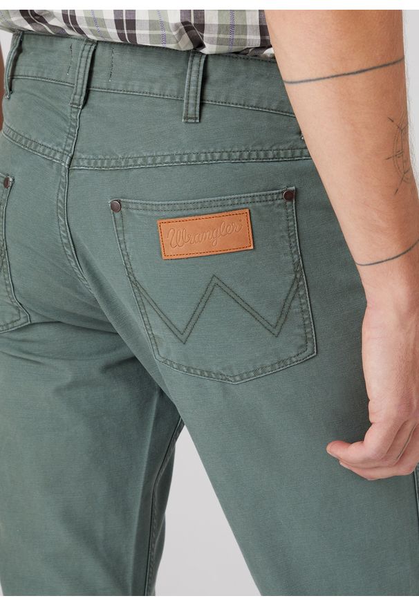 Wrangler - WRANGLER GREENSBORO MĘSKIE SPODNIE MATERIAŁOWE THYME W15QDRG37 112334234. Materiał: materiał
