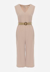 Renee - Beżowy Długi Kombinezon z Trójkątnym Dekoltem i Ozdobnym Paskiem z Klamrą Malkah. Okazja: na co dzień. Kolor: beżowy. Długość: długie. Styl: casual, klasyczny #5