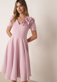 Born2be - Różowa Elegancka Rozkloszowana Sukienka z Kwiatem 3D Eugorus. Kolor: różowy. Wzór: kwiaty. Styl: elegancki #3