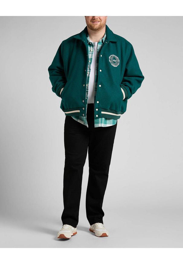 Lee - LEE VARSITY JACKET MĘSKA KURTKA PRZEJŚCIOWA LOGO NADRUK ESMERALDA L87TDB96 112321558. Wzór: nadruk