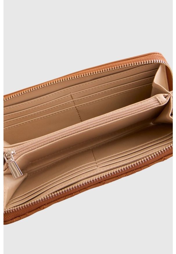 Guess - GUESS Brązowy duży portfel damski Adelasia. Kolor: brązowy. Materiał: skóra ekologiczna