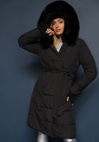 Renee - Czarna Kurtka z Pikowanymi Przeszyciami i Kapturem z Futerkiem Wiązana w Pasie Attelisse. Okazja: na co dzień, na spacer. Kolor: czarny. Materiał: futro. Styl: elegancki, casual