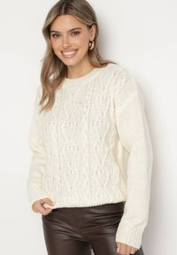 Born2be - Jasnobeżowy Sweter z Wełną Ściągaczem i Tłoczeniem Riavonnae. Okazja: na co dzień. Kolor: beżowy. Materiał: wełna. Styl: wizytowy, klasyczny, casual, elegancki #6