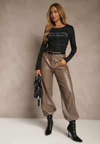 Renee - Czarna Bluzka Longsleeve Ozdobiona Geometrycznym Motywem Uninessa. Okazja: na co dzień. Kolor: czarny. Materiał: jeans. Długość rękawa: długi rękaw. Wzór: geometria, aplikacja. Styl: casual