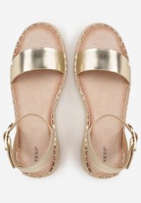 Renee - Złote Sandały VICES na Platformie z Plecionki z Szerokim Paskiem z Klamrą Jurelle. Okazja: na spacer. Zapięcie: klamry. Kolor: złoty. Materiał: jeans, len. Wzór: haft. Sezon: lato. Obcas: na platformie. Styl: boho #6