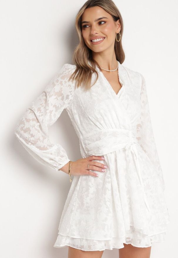 Born2be - Biała Rozkloszowana Sukienka Mini z Plumeti o Kopertowym Kroju Tayeta. Kolor: biały. Typ sukienki: kopertowe. Styl: klasyczny, elegancki. Długość: mini