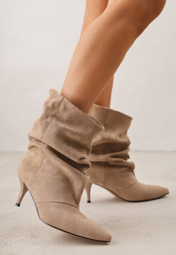Born2be - Ciemnobeżowe Botki na Szpilce z Marszczoną Cholewką Hailenia. Okazja: na co dzień. Kolor: beżowy. Szerokość cholewki: normalna. Obcas: na szpilce. Styl: casual, elegancki. Wysokość obcasa: średni