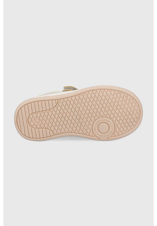 Calvin Klein Jeans sneakersy dziecięce kolor beżowy. Nosek buta: okrągły. Zapięcie: rzepy. Kolor: beżowy. Materiał: guma