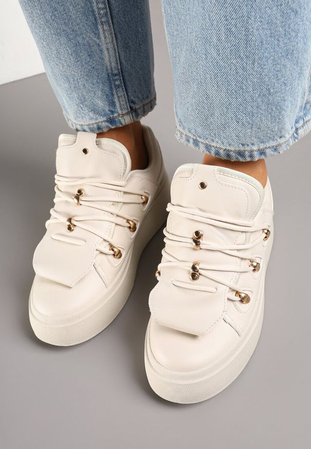 Born2be - Beżowe Sneakersy na Platformie z Ozdobnym Szerokim Językiem Zarinea. Okazja: na co dzień. Nosek buta: okrągły. Zapięcie: sznurówki. Kolor: beżowy. Materiał: jeans. Obcas: na platformie