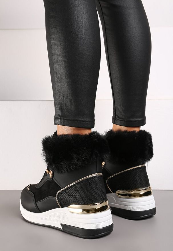 Born2be - Czarne Sneakersy na Ukrytym Koturnie z Futerkową Wstawką i Metalicznym Akcentem Kaivn. Okazja: na co dzień. Zapięcie: sznurówki. Kolor: czarny. Materiał: jeans. Szerokość cholewki: normalna. Wzór: aplikacja. Obcas: na koturnie