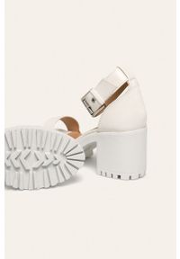 Truffle Collection - Sandały. Nosek buta: okrągły. Zapięcie: klamry. Kolor: biały. Materiał: syntetyk, materiał, skóra ekologiczna. Obcas: na obcasie. Wysokość obcasa: średni #4