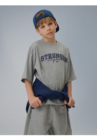4f - 4F T-shirt loose z nadrukiem chłopięcy - szary 122/128 (6-8 lat). Okazja: na co dzień. Kolor: szary. Materiał: skóra, bawełna, dzianina. Wzór: nadruk. Sezon: lato. Styl: casual #1