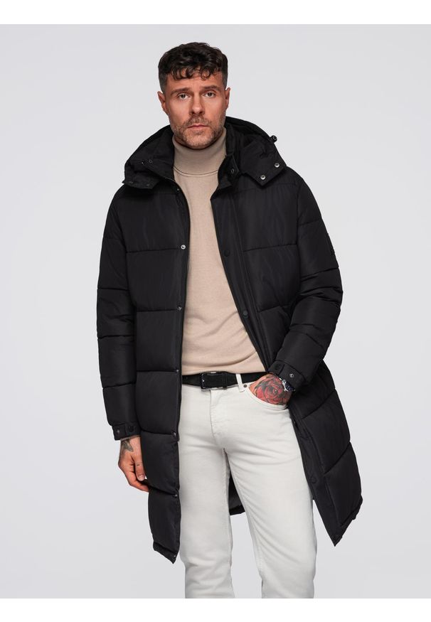 Ombre Clothing - Długa męska kurtka zimowa pikowana z kapturem - czarna V1. Typ kołnierza: kaptur. Kolor: czarny. Materiał: tkanina, guma, poliester, materiał. Długość: długie. Wzór: gładki, aplikacja. Sezon: zima