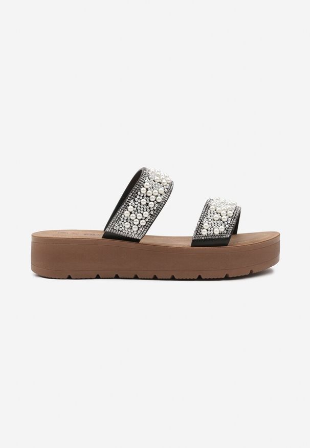 Renee - Czarne Klapki na Niskiej Platformie Zdobione Cyrkoniami i Perłami Rosanidra. Kolor: czarny. Materiał: jeans. Wzór: aplikacja. Obcas: na platformie. Styl: elegancki