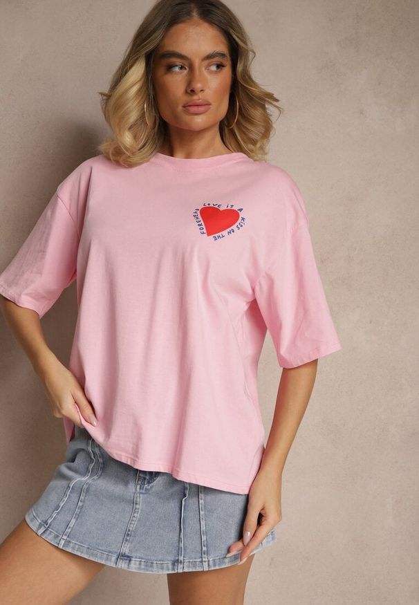 Renee - Różowy T-shirt z Bawełny Ozdobiony Sercem Ranira. Okazja: na co dzień. Kolor: różowy. Materiał: bawełna. Wzór: aplikacja. Styl: casual